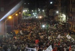 عشرات الآلاف بأسيوط يواصلون اعتصامهم حتى عودة الرئيس مرسي