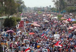 طائرات ورقية تحمل صور الرئيس مرسي وتحلق في سماء رابعة العدوية