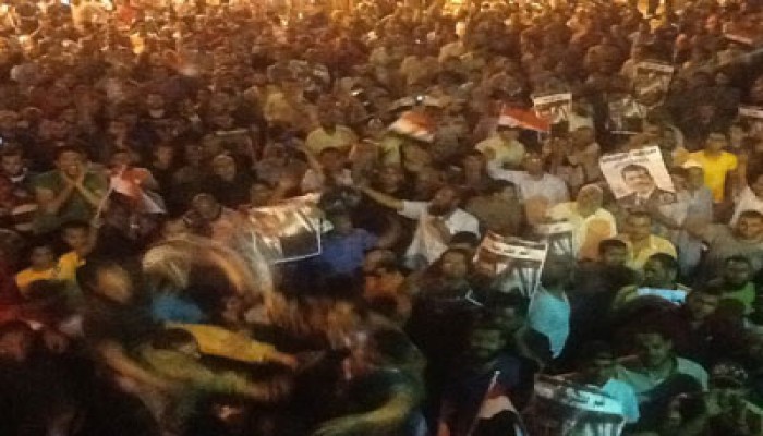 عشرات الآلاف في قنا يعلنون الاعتصام لحين عودة رئيسهم الشرعي