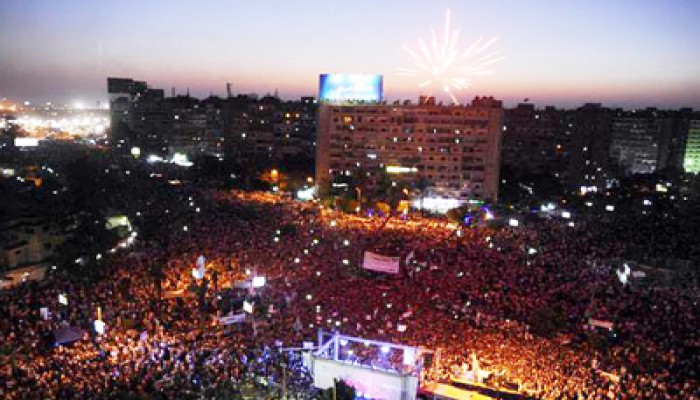 حشود غفيرة تتوالى على "رابعة" تأييدًا لشرعية الرئيس مرسي