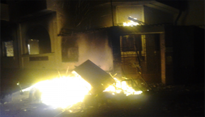 بلطجية "تمرد" يحرقون مقر الحرية والعدالة بأسيوط