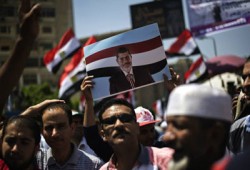 مظاهرة مؤيدة لشرعية الرئيس مرسي قرب السفارة المصرية بباريس