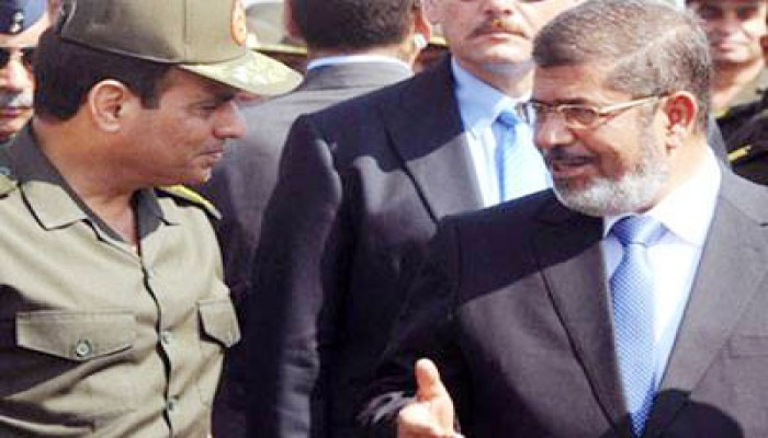 الرئيس مرسي يبحث مع وزيري الدفاع والداخلية الإجراءات الأمنية