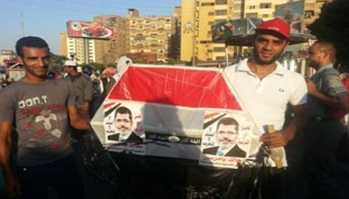 طائرات ورقية تحلق في سماء "رابعة العدوية" تأييدًا للرئيس