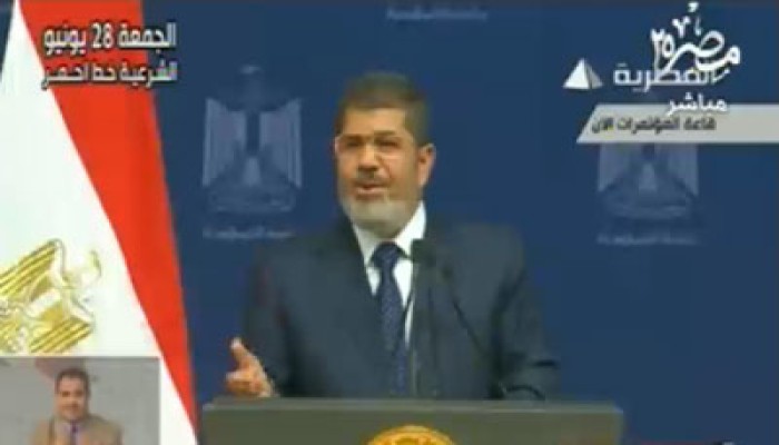 مؤيدو مرسي يودعونه بالهتاف والتصفيق عقب الخطاب