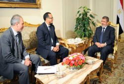 الرئيس مرسي يستعرض خطط التنمية المجتمعية للقضاء على الأمية