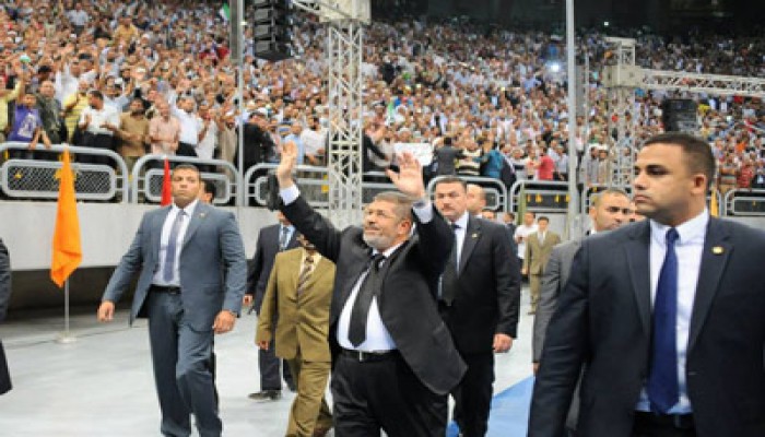 الرئيس مرسي يصل إستاد القاهرة للمشاركة في مؤتمر دعم الثورة السورية