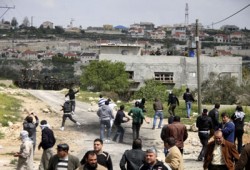 قوات الاحتلال تعتدي على اعتصام للقوى الوطنية الفلسطينية تضامنًا مع الأسرى