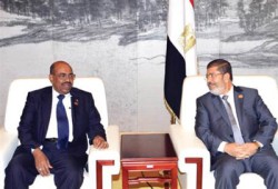 الرئيس مرسي يبحث هاتفيًّا مع البشير تقرير اللجنة الثلاثية لسد النهضة