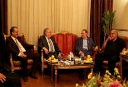 وفد القومي العربي يزور "الحرية والعدالة" ويعتذر عن الإساءة للرئيس مرسي
