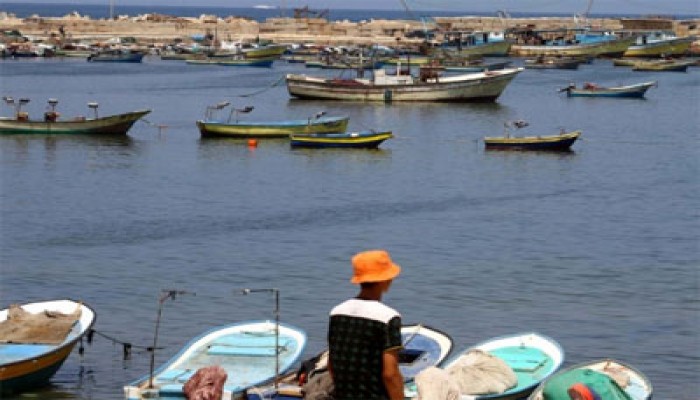 الزوارق الصهيونية تستهدف الصيادين الفلسطينيين ببحر غزة