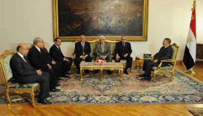 الرئيس مرسي يستقبل مجموعة من قيادات القوات المسلحة المتقاعدين