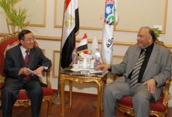 السفير الصيني يوجه الدعوة للكتاتني لزيارة بلاده في يونيو