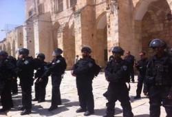 الاحتلال يقمع مسيرات الفلسطينيين بالقدس ويعتقل عددًا منهم