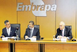 الرئيس مرسي يزور مقر هيئة البحوث الزراعية البرازيلية