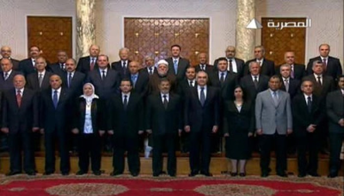 الوزراء الجدد يؤدون اليمين والرئيس مرسي يترأس اجتماعًا للحكومة