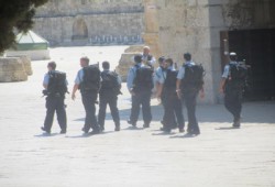الاحتلال يمنع طلاب العلم من دخول الأقصى تمهيدًا لاقتحام الصهاينة