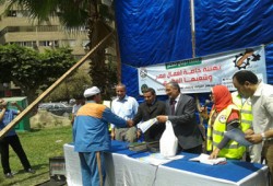 د. حلمي الجزار يكرم عمال حي الدقي في "يوم الوفاء"