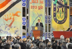الرئيس مرسي يؤم المصلين في صلاة المغرب بقصر القبة