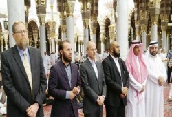 أحد منتجي الفيلم المسيء للرسول يبكي عند قبره بعد اعتناق الإسلام