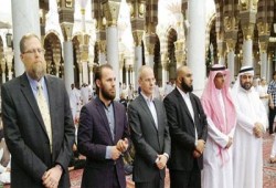 أحد منتجي الفيلم المسيء للرسول يبكي عند قبره بعد اعتناق الإسلام