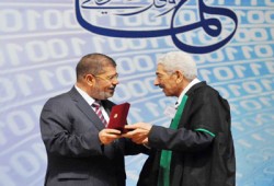 الرئيس مرسي يشيد بأساتذته المكرمين في عيد العلم
