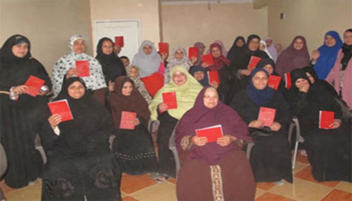 تسليم 67 بطاقة تأمين صحي للمرأة المعيلة بحسينية الشرقية