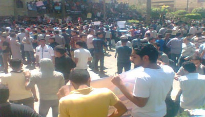 جامعة الأزهر تنتفض والطلاب يعلنون إقالة رئيس الجامعة