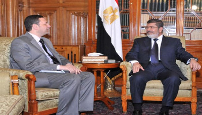 الرئيس مرسي يستعرض مع وزير التموين الخدمات اليومية للمواطنين