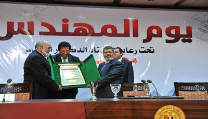 مرسي يكرم المهندسين في الاحتفال بيومهم ويتسلم درع النقابة