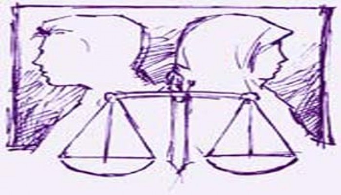 لا أطيق إقامة شقيقة زوجي معنا.. ما الحل؟