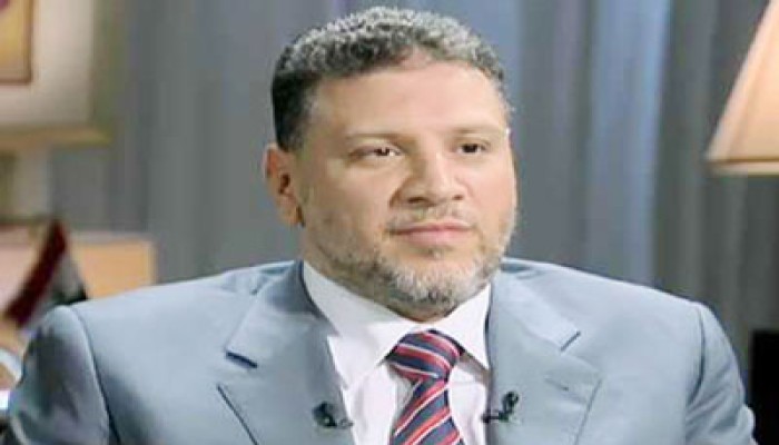 وزير الشباب يبحث اليوم مبادرتي "وزارات بلا أسوار" و"محو الأمية"