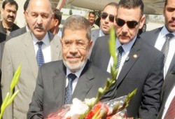 الرئيس مرسي يعود إلى القاهرة بعد ختام زيارته للهند
