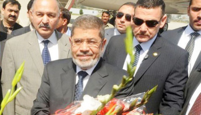 الرئيس مرسي يعود إلى القاهرة بعد ختام زيارته للهند