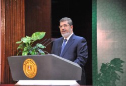 الرئيس مرسي يؤدي صلاة الجمعة مع ضباط وجنود الأمن المركزي