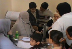 قافلة لأمانة المرأة بالحرية والعدالة لعلاج طلاب مدرسة بالمنوفية