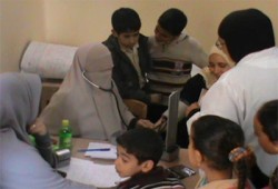 قافلة لأمانة المرأة بالحرية والعدالة لعلاج طلاب مدرسة بالمنوفية