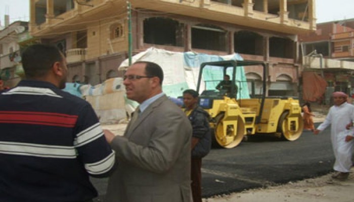"الحرية والعدالة" يشرف على رصف شارع طيبة بغرب الإسكندرية