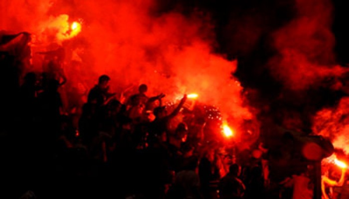 برشلونة يواجه غرامة 600 ألف يورو بسبب إلقاء الشماريخ على جماهير ريال مدريد