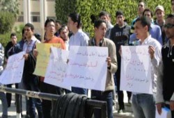 طلاب الأزهر يتظاهرون ضد رئيس الجامعة بسبب تجاوزات الأمن