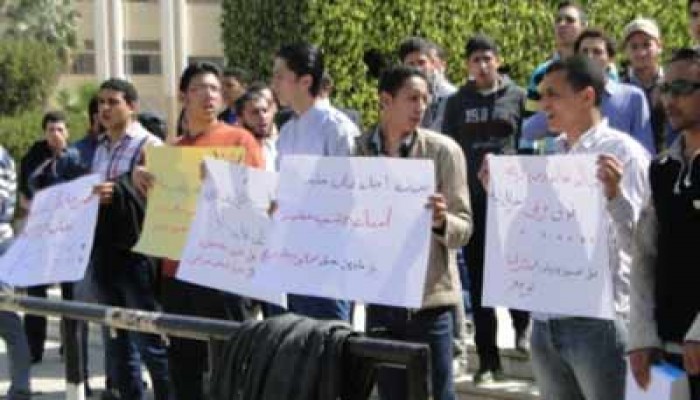 طلاب الأزهر يتظاهرون ضد رئيس الجامعة بسبب تجاوزات الأمن