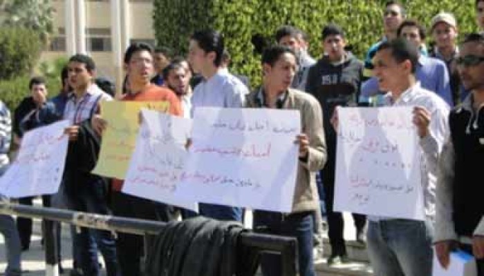 طلاب الأزهر يتظاهرون ضد رئيس الجامعة بسبب تجاوزات الأمن