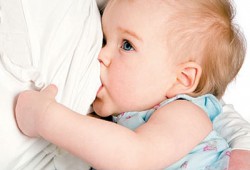 لبن الأم يقي الطفل من أمراض سوء التغذية