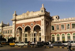 "الحرية والعدالة" يطالب بمحاسبة المسئولين عن انهيار عقار محرم بك