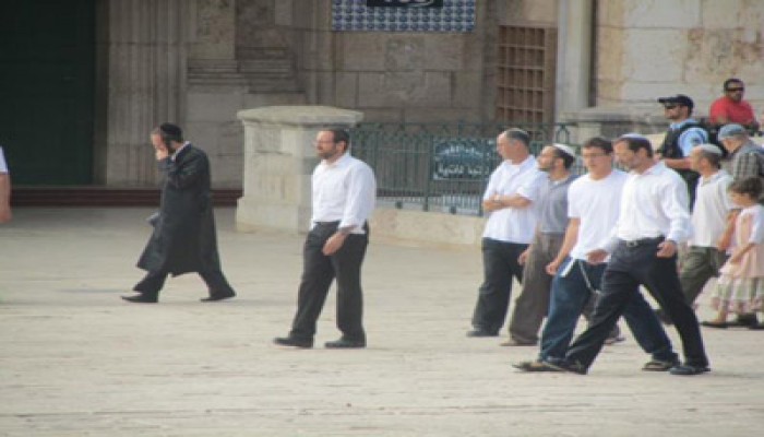 ١٤٠ ضابطًا ومغتصبًا صهيونيًا يقتحمون باحات المسجد الأقصى