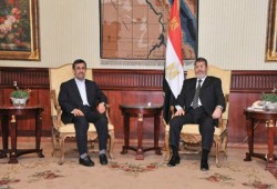 الرئيس مرسي يجري مباحثات مع نجاد بالمطار