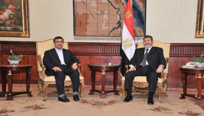 الرئيس مرسي يجري مباحثات مع نجاد بالمطار