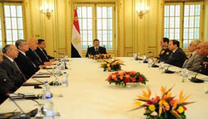 مجلس الدفاع الوطني برئاسة مرسي يبحث سبل إعادة الهدوء للشارع