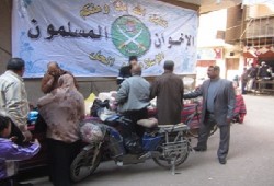 إخوان أسيوط ينظمون معرضين للسلع ويوزعون الحلوى على الفقراء