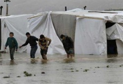 425 لاجئًا سوريًّا جديدًا يفرون إلى الأردن والأمطار تغمر الخيام